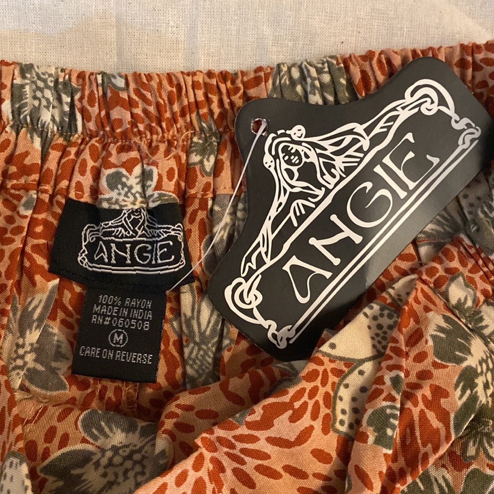 Angie Gathered Floral Shorts - Picture 9 of 10